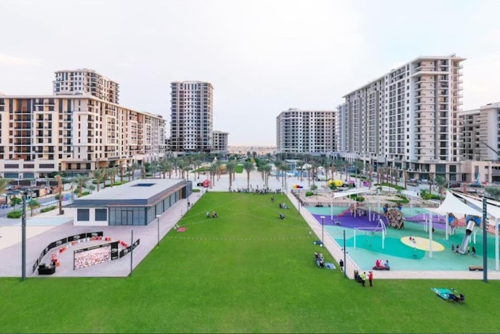 Lovely Calm 3br Easy Accessibility To With Huge Balcony And Pool View Town Square Apartment *