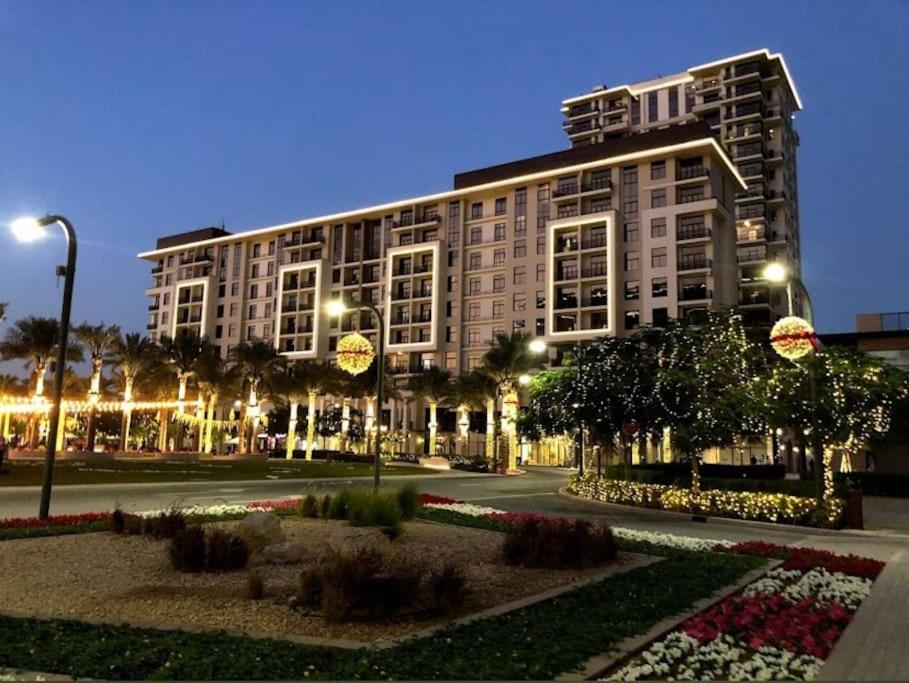 Lovely Calm 3br Easy Accessibility To With Huge Balcony And Pool View Town Square * Dubai