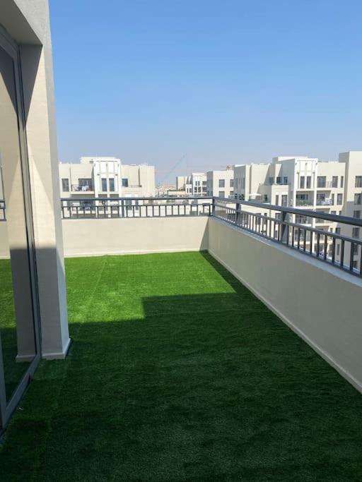 Lovely Calm 3br Easy Accessibility To With Huge Balcony And Pool View Town Square Apartment