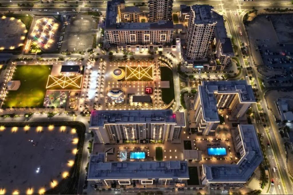 Lovely Calm 3br Easy Accessibility To With Huge Balcony And Pool View Town Square * Dubai