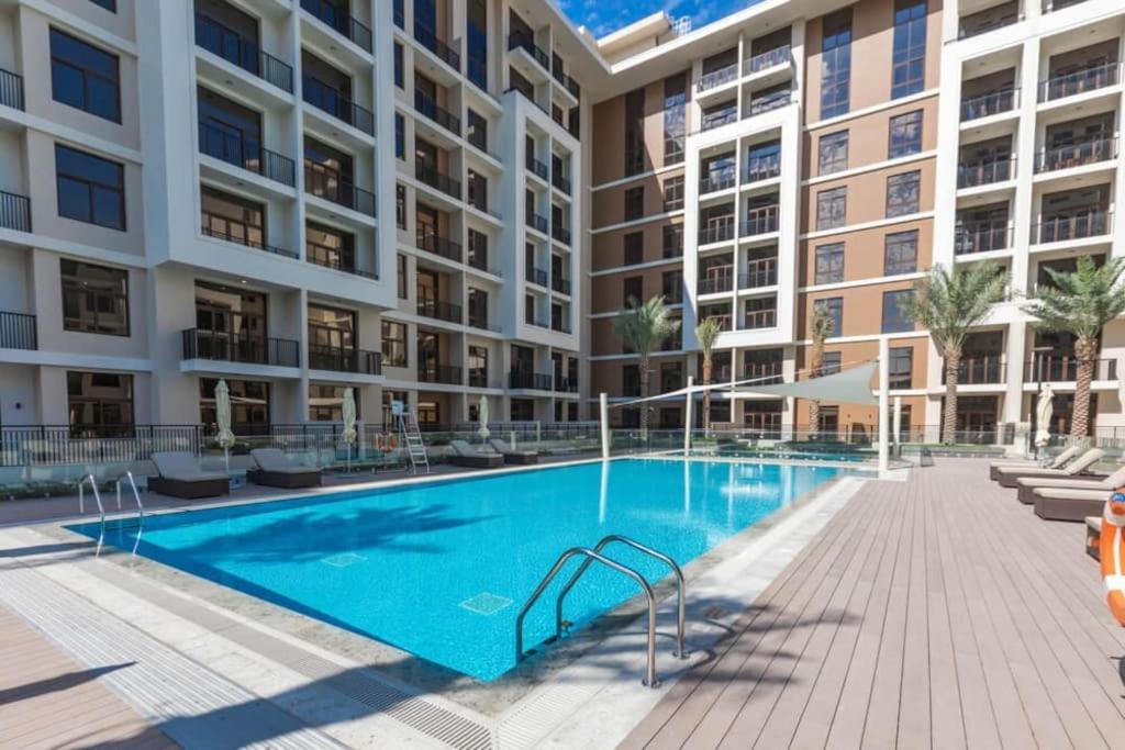 Lovely Calm 3br Easy Accessibility To With Huge Balcony And Pool View Town Square Apartment *