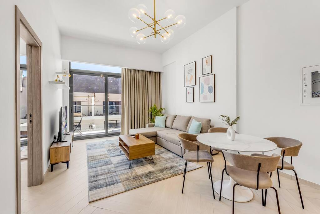 Waves - Spacious 1br With Balcony In Jvc *