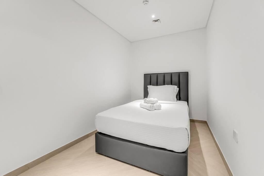 Waves - Spacious 1br With Balcony In Jvc * Dubai