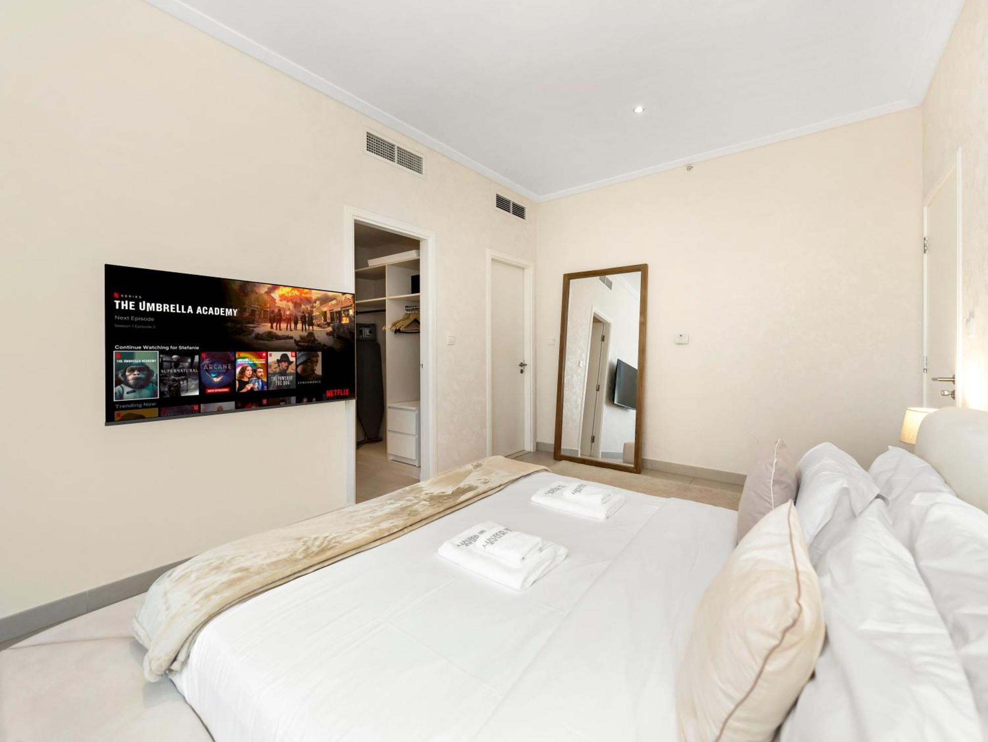 Elegant 1 Bedroom I Burj Khalifa & Fountain Views I Free Gym, Pool, Wi-fi, Parking & Ps5 I By Skyline Serenity Apartment