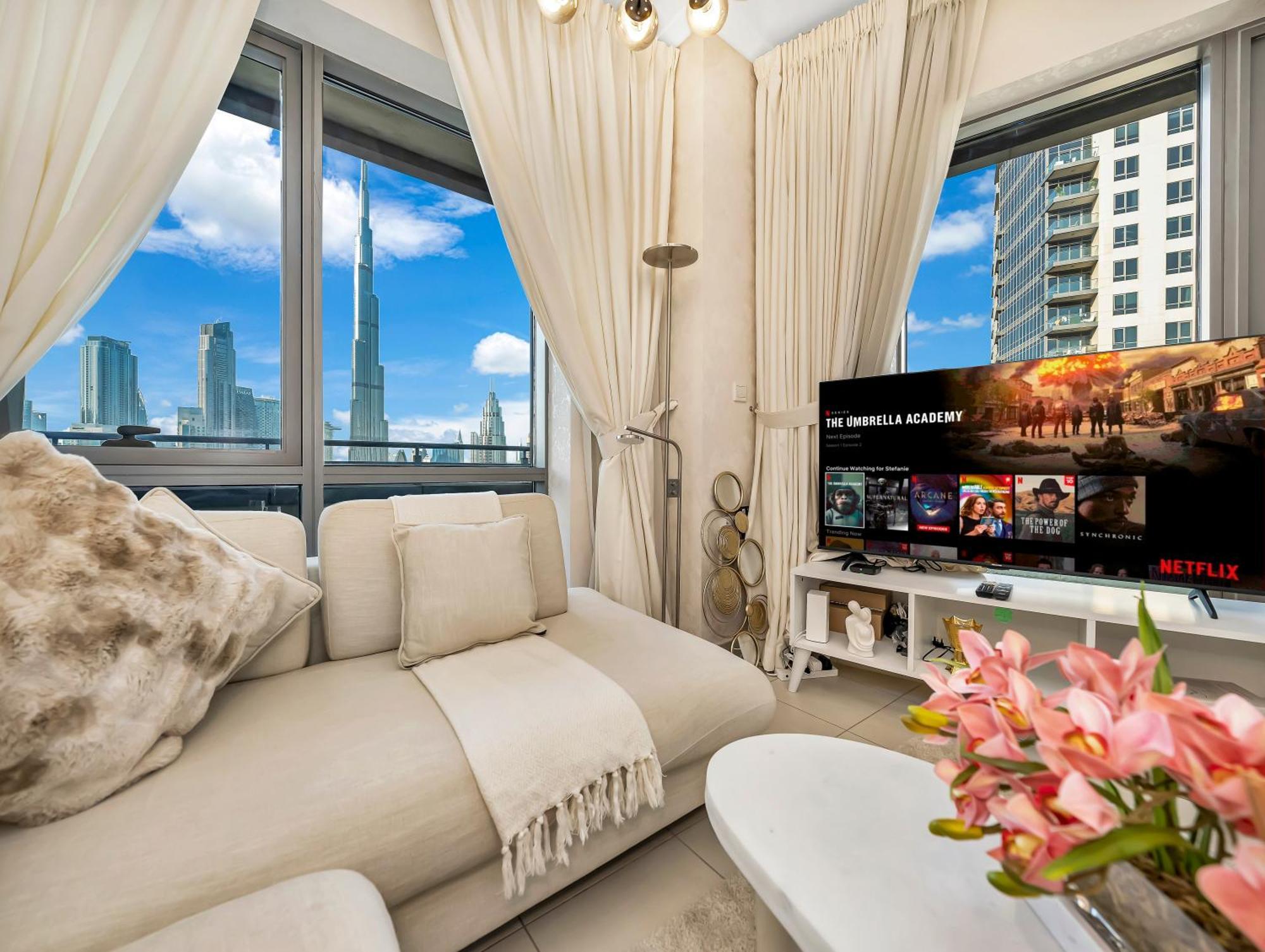 Apartment Elegant 1 Bedroom I Burj Khalifa & Fountain Views I Free Gym, Pool, Wi-fi, Parking & Ps5 I By Skyline Serenity Dubai