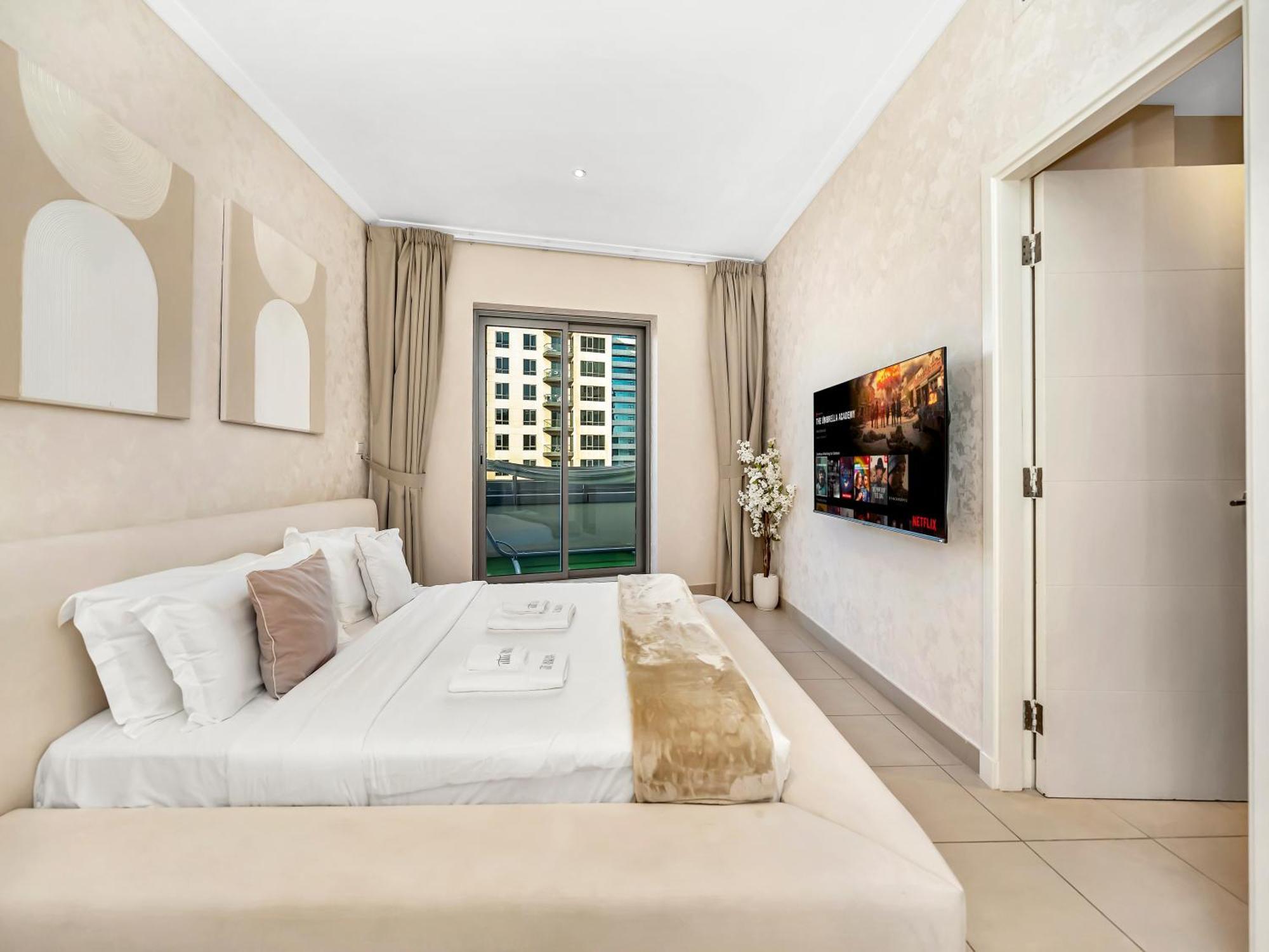Elegant 1 Bedroom I Burj Khalifa & Fountain Views I Free Gym, Pool, Wi-fi, Parking & Ps5 I By Skyline Serenity Apartment *