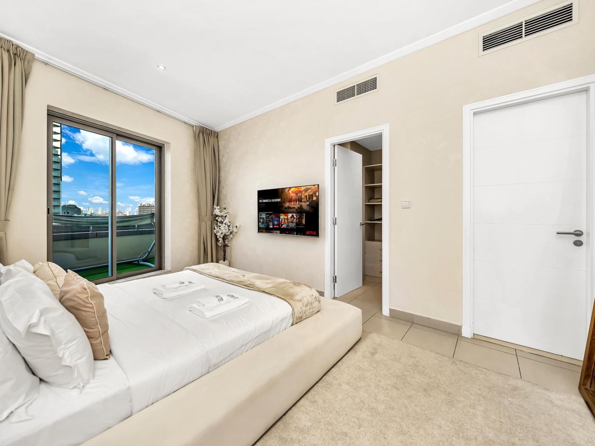 Apartment Elegant 1 Bedroom I Burj Khalifa & Fountain Views I Free Gym, Pool, Wi-fi, Parking & Ps5 I By Skyline Serenity *
