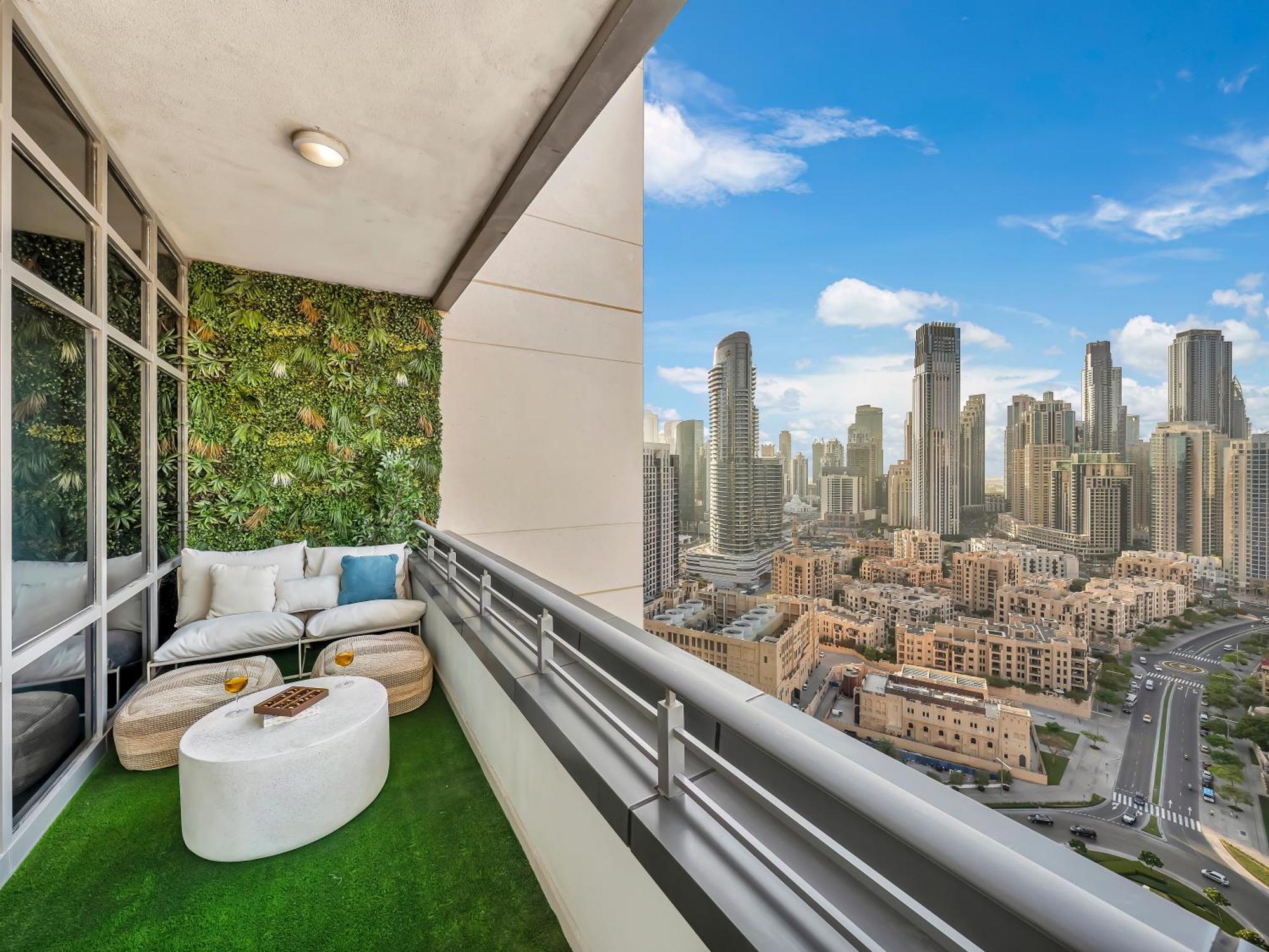 Elegant 1 Bedroom I Burj Khalifa & Fountain Views I Free Gym, Pool, Wi-fi, Parking & Ps5 I By Skyline Serenity Apartment Dubai