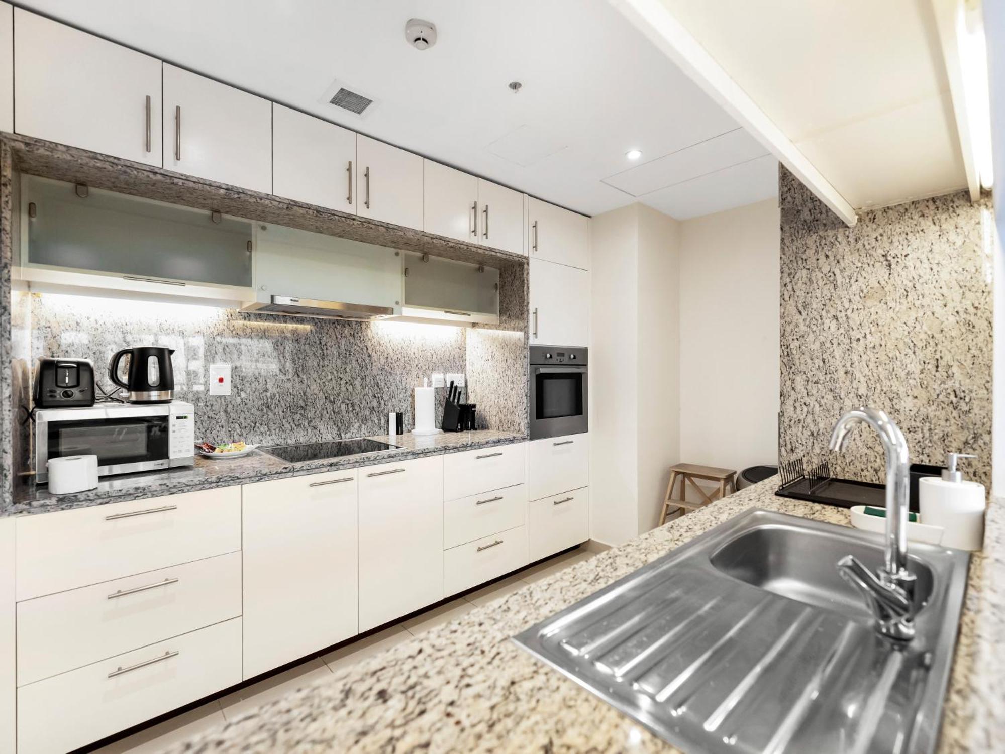 Apartment Elegant 1 Bedroom I Burj Khalifa & Fountain Views I Free Gym, Pool, Wi-fi, Parking & Ps5 I By Skyline Serenity Dubai