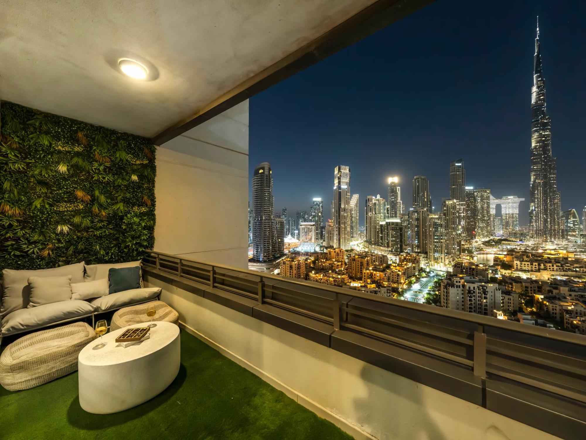 Apartment Elegant 1 Bedroom I Burj Khalifa & Fountain Views I Free Gym, Pool, Wi-fi, Parking & Ps5 I By Skyline Serenity