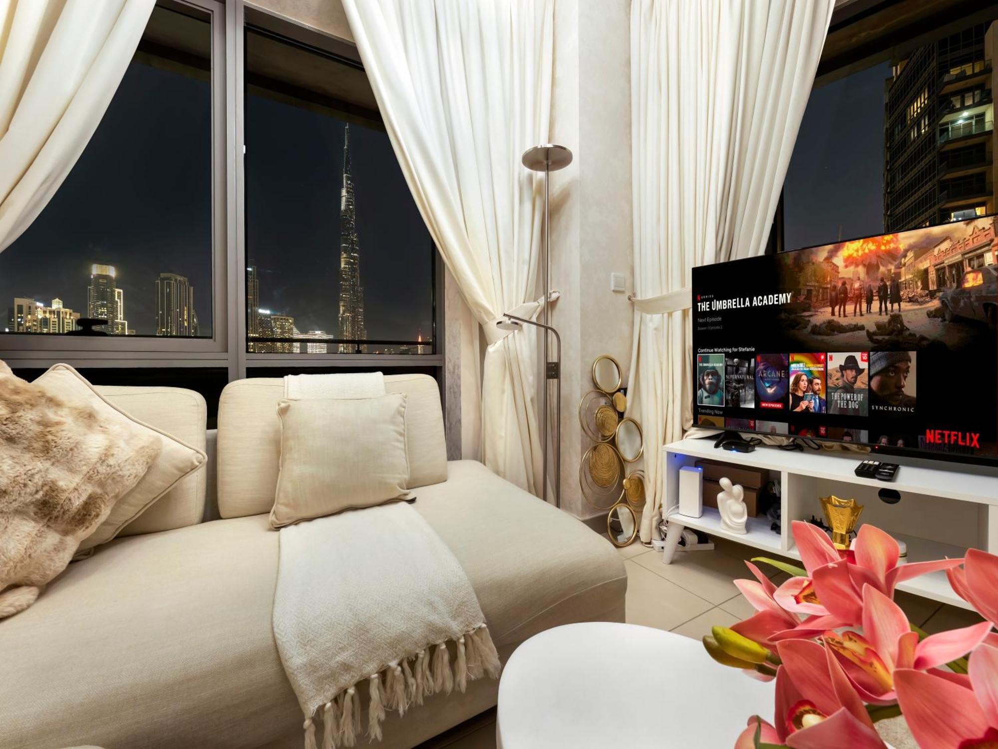 Elegant 1 Bedroom I Burj Khalifa & Fountain Views I Free Gym, Pool, Wi-fi, Parking & Ps5 I By Skyline Serenity Apartment *