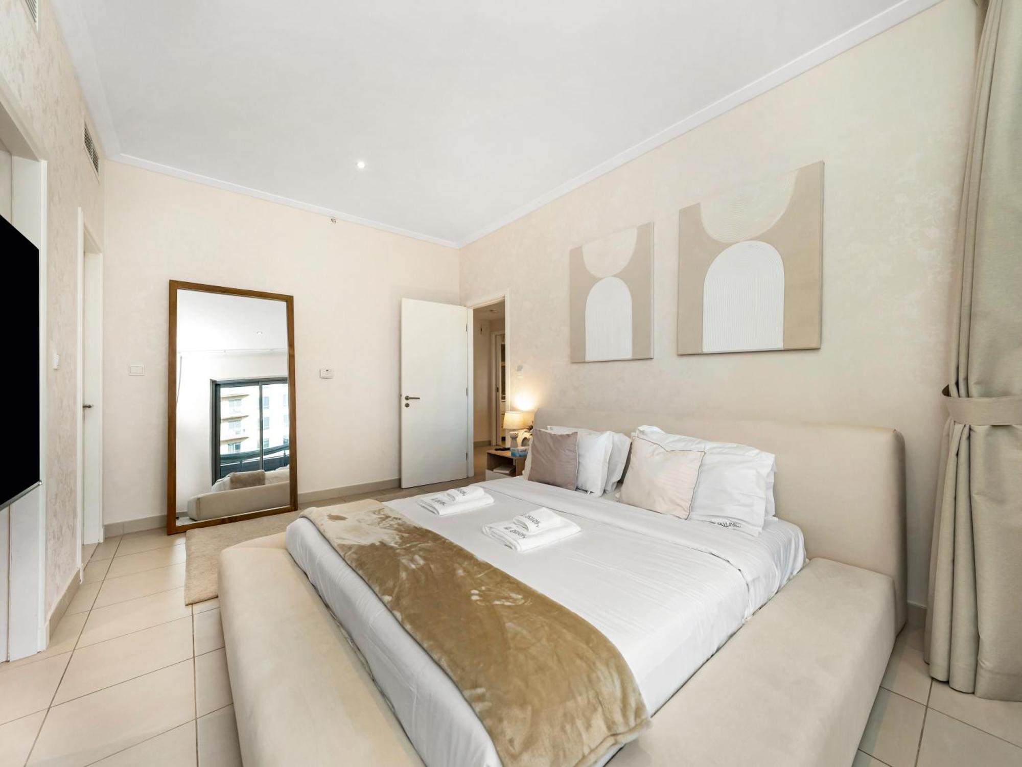 Apartment Elegant 1 Bedroom I Burj Khalifa & Fountain Views I Free Gym, Pool, Wi-fi, Parking & Ps5 I By Skyline Serenity Dubai