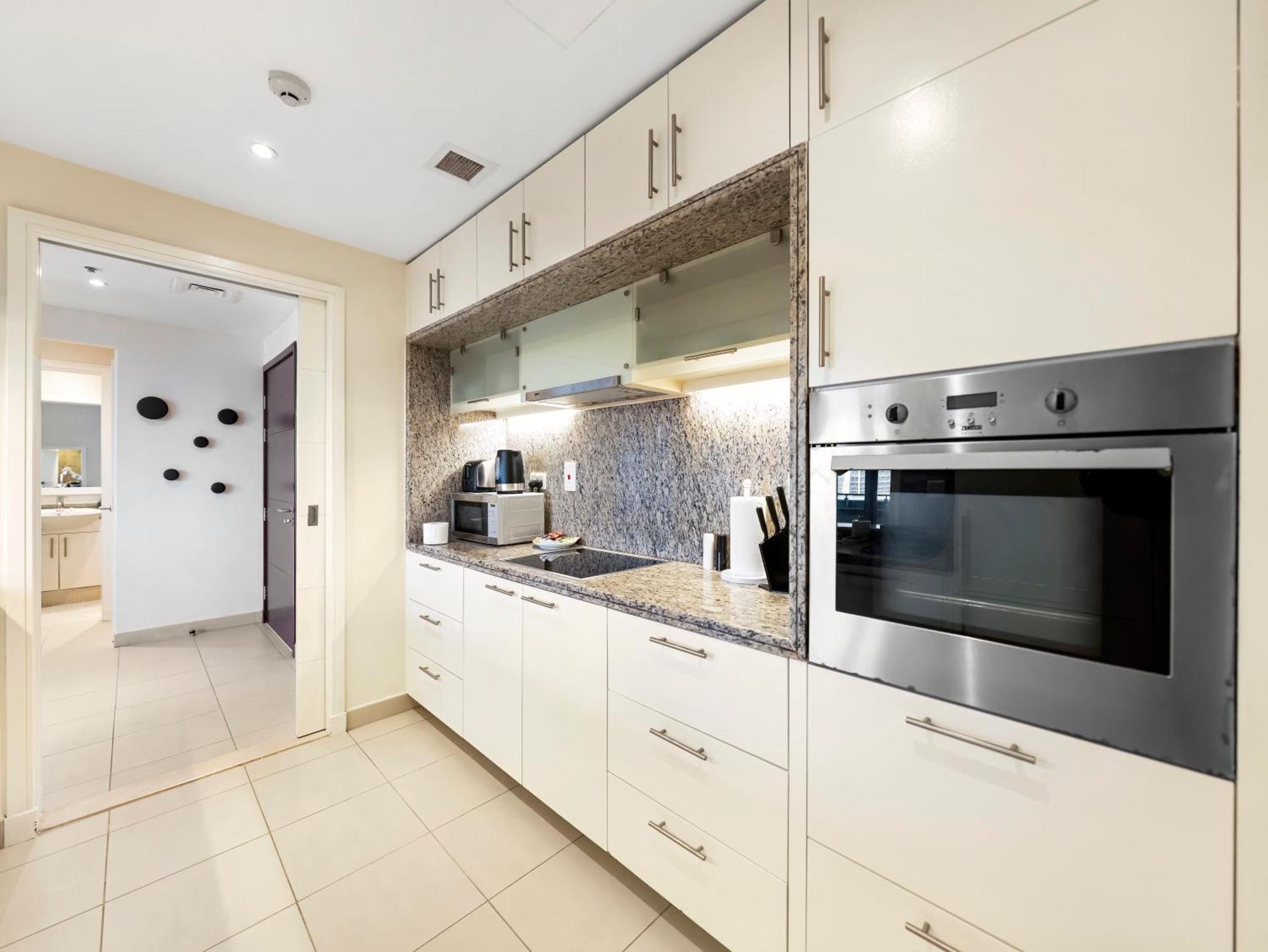 Elegant 1 Bedroom I Burj Khalifa & Fountain Views I Free Gym, Pool, Wi-fi, Parking & Ps5 I By Skyline Serenity *