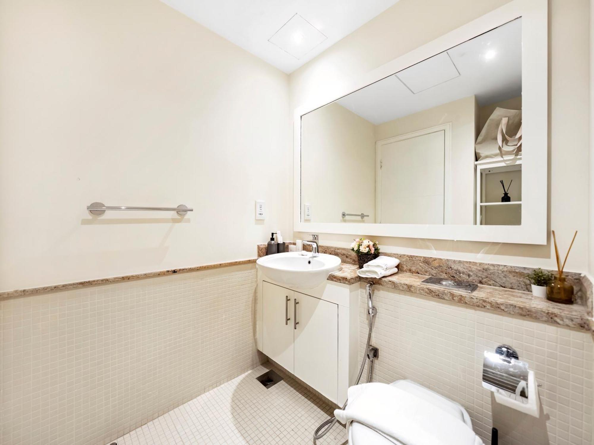 Elegant 1 Bedroom I Burj Khalifa & Fountain Views I Free Gym, Pool, Wi-fi, Parking & Ps5 I By Skyline Serenity Dubai