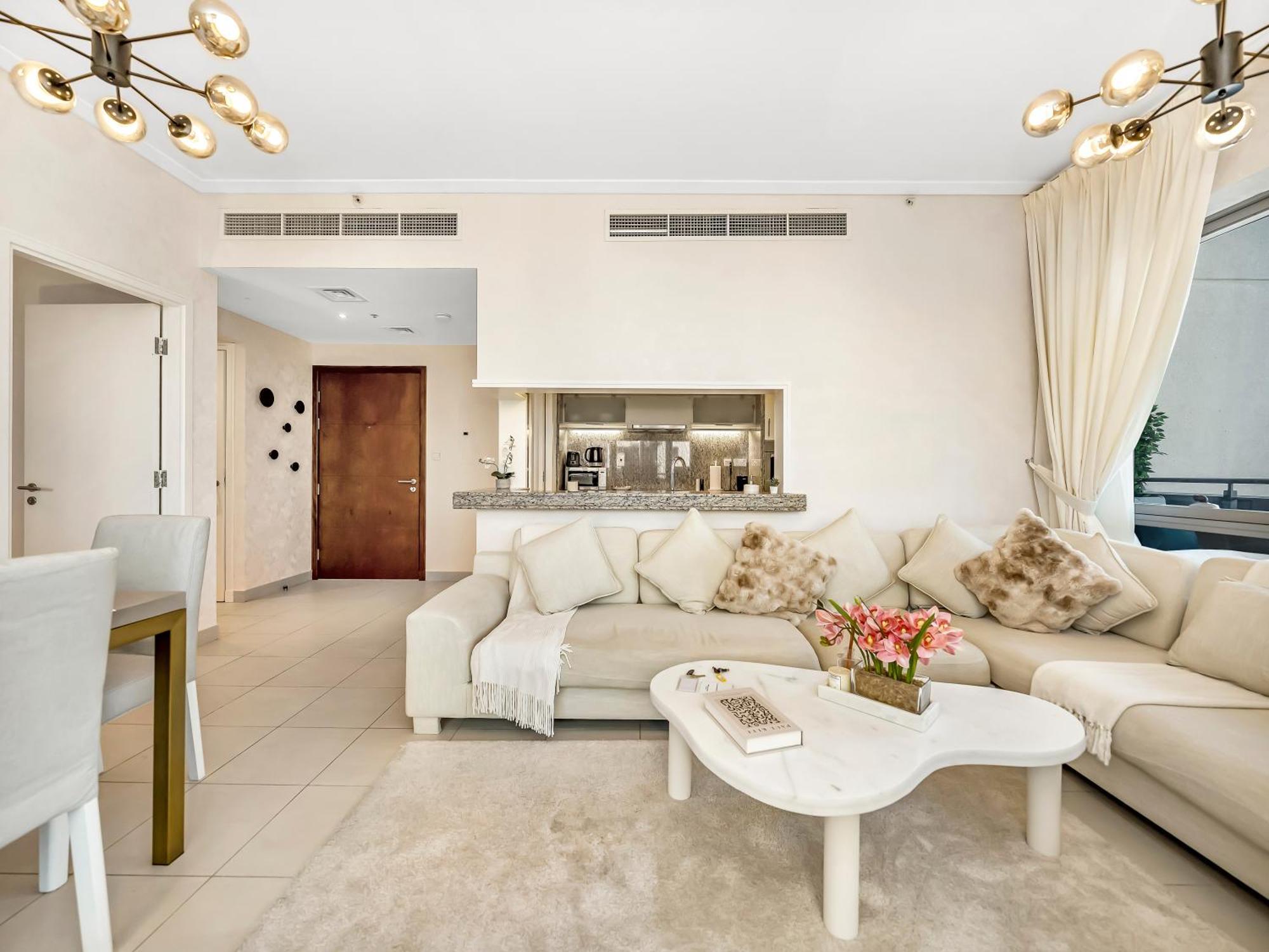 Apartment Elegant 1 Bedroom I Burj Khalifa & Fountain Views I Free Gym, Pool, Wi-fi, Parking & Ps5 I By Skyline Serenity Dubai