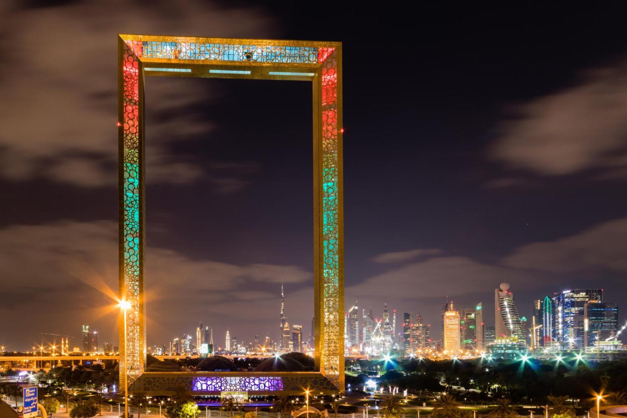 Lux Escape, Burj Crown Opera View, Near Mall Apartment *