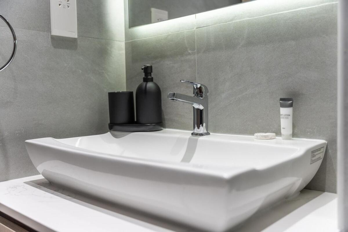 Chic & Cozy At Laya Heights Apartment
