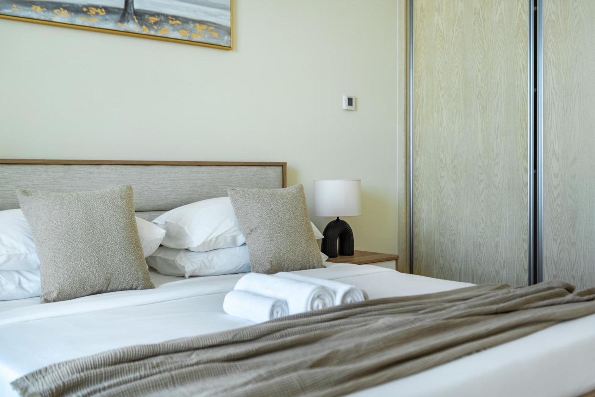 Apartment Classic Retreat In Jbr With Private Access *