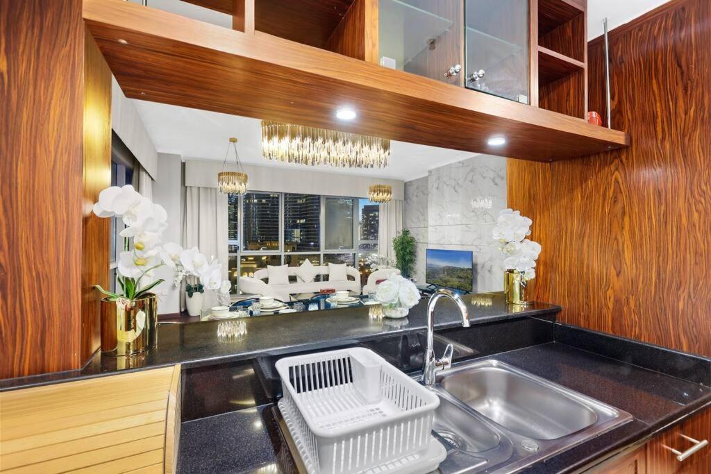 First Class 2br With Full Downtown Skyline View Apartment