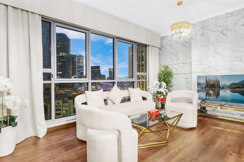 First Class 2br With Full Downtown Skyline View *