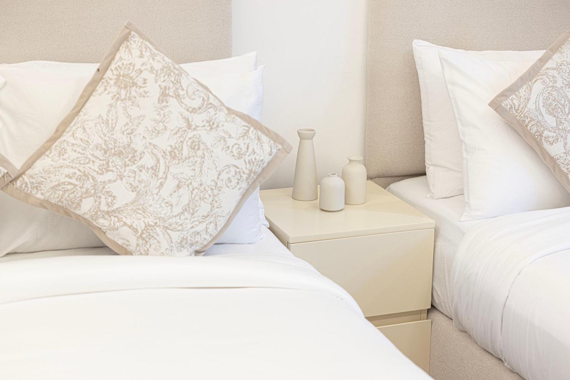 Luxurious New Studio! 2 Double Beds! Sleek Design & High-end Amenities In Downtown Apartment Dubai