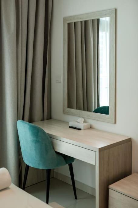 Apartment Modern In Seven Palm
