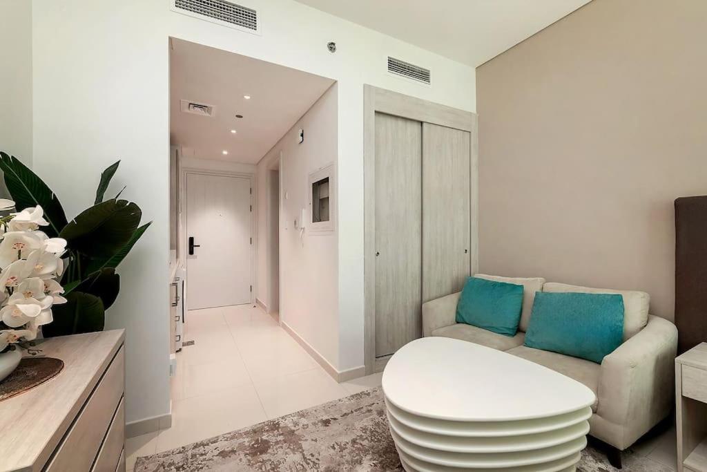Modern In Seven Palm Apartment