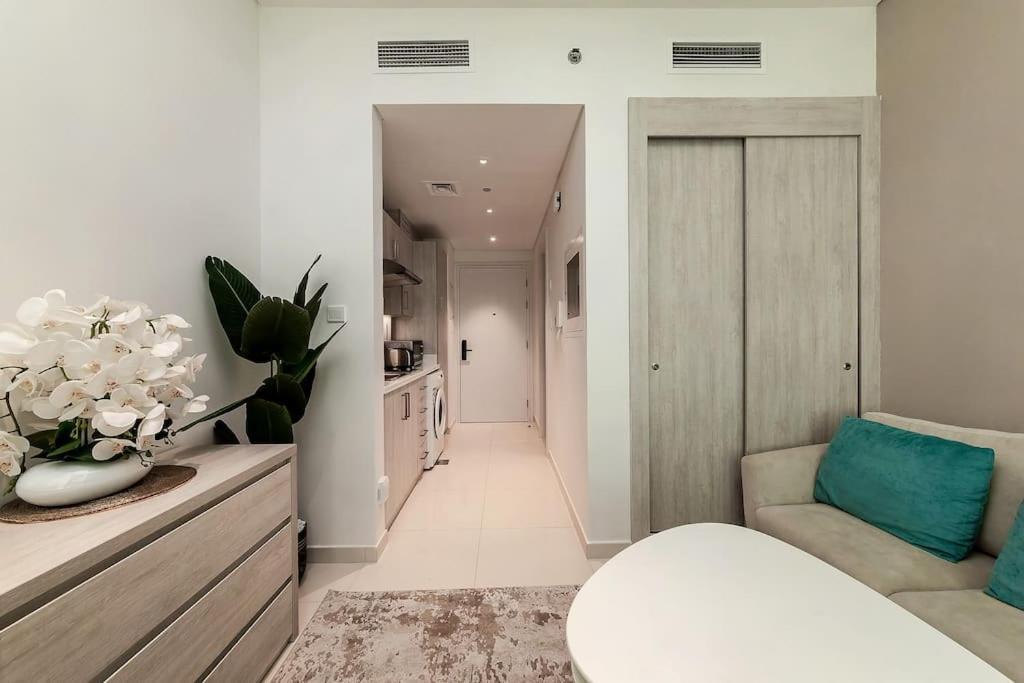 Modern In Seven Palm Apartment