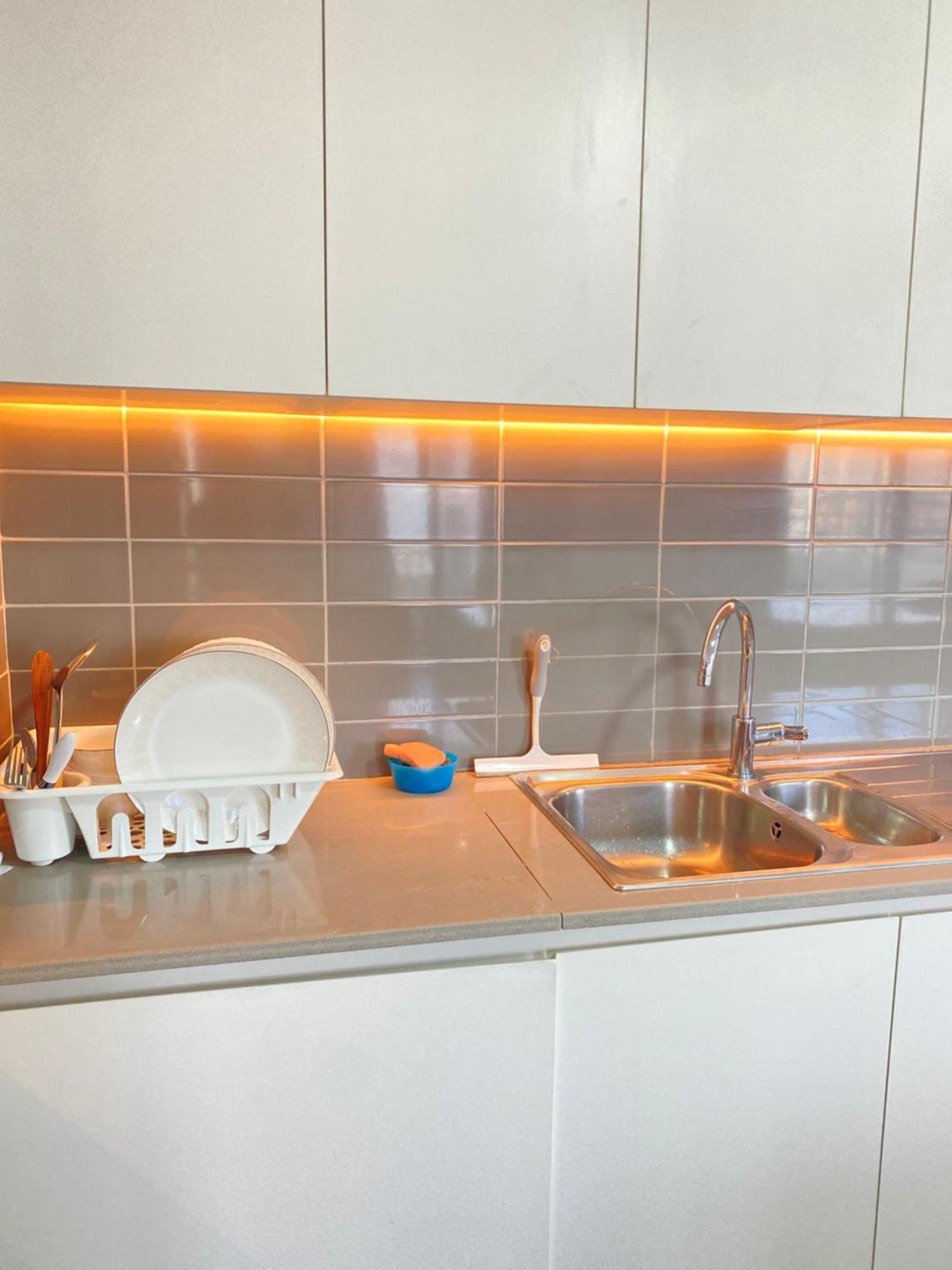 Lovely Calm 3br Easy Accessibility To With Huge Balcony And Pool View Town Square Apartment *