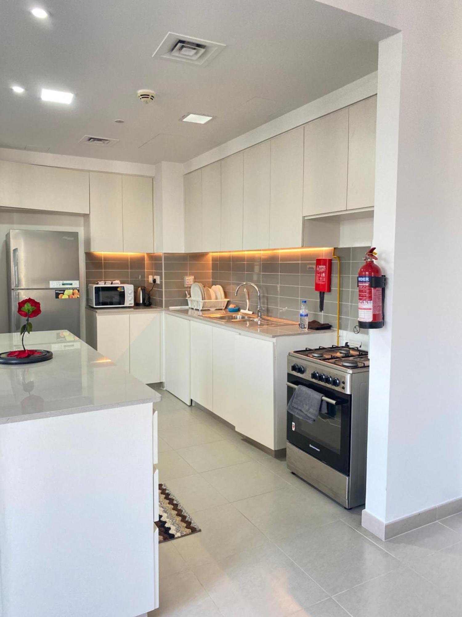 Lovely Calm 3br Easy Accessibility To With Huge Balcony And Pool View Town Square *