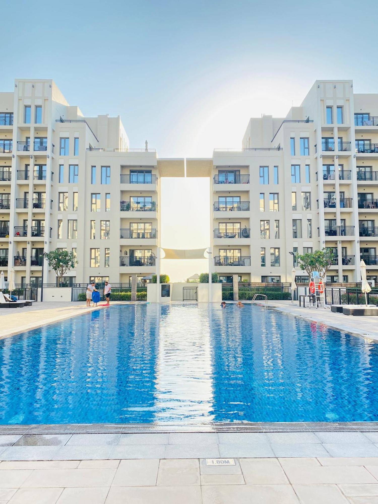 Lovely Calm 3br Easy Accessibility To With Huge Balcony And Pool View Town Square Apartment *