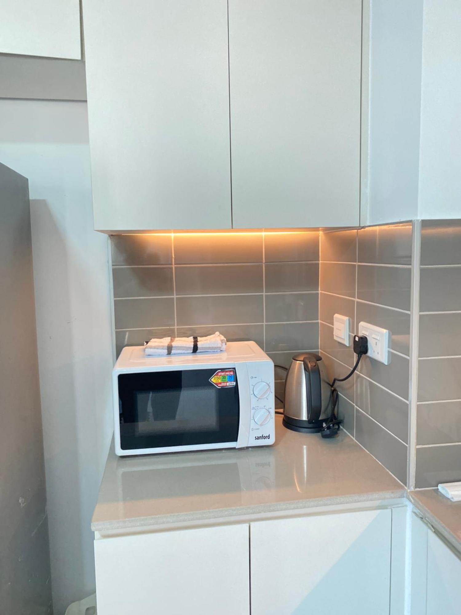 Lovely Calm 3br Easy Accessibility To With Huge Balcony And Pool View Town Square Apartment *