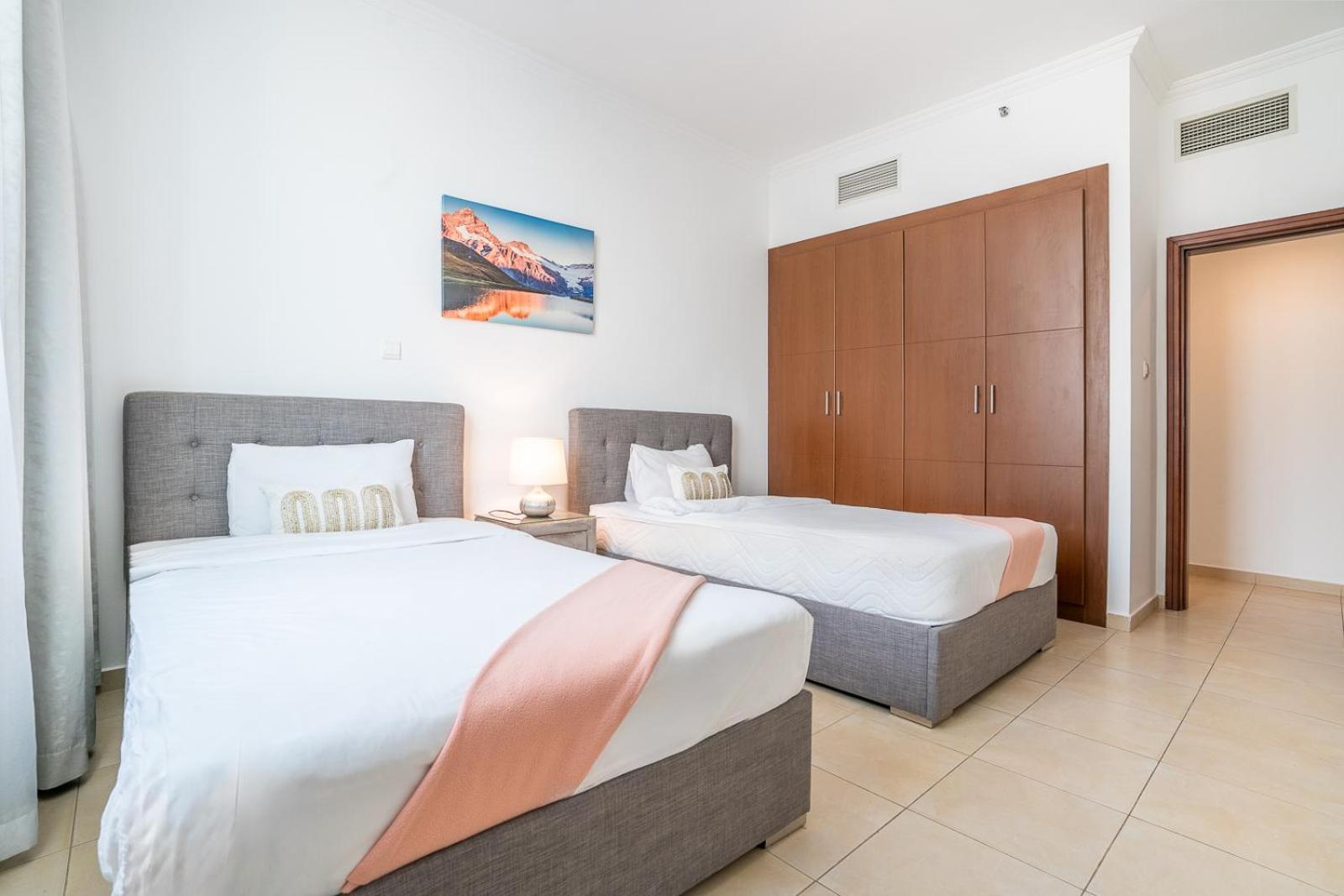 Apartment Rh- Modern Elegance 2br, Prime Location, Walk To Mall