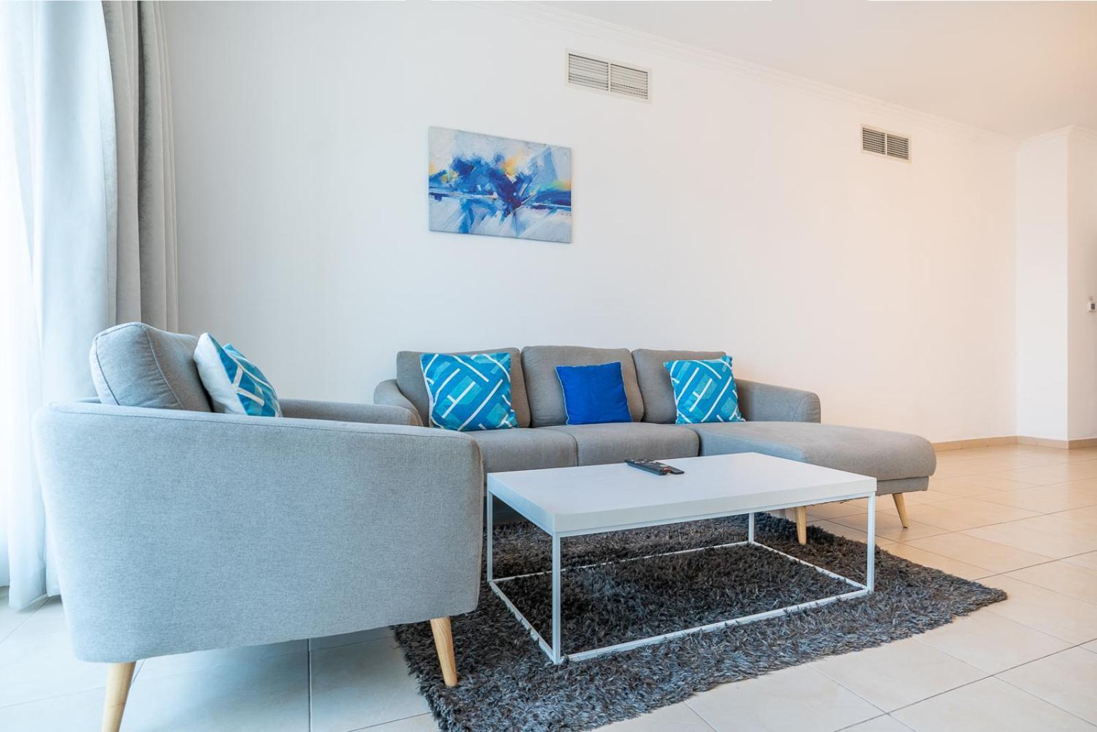 Rh- Modern Elegance 2br, Prime Location, Walk To Mall