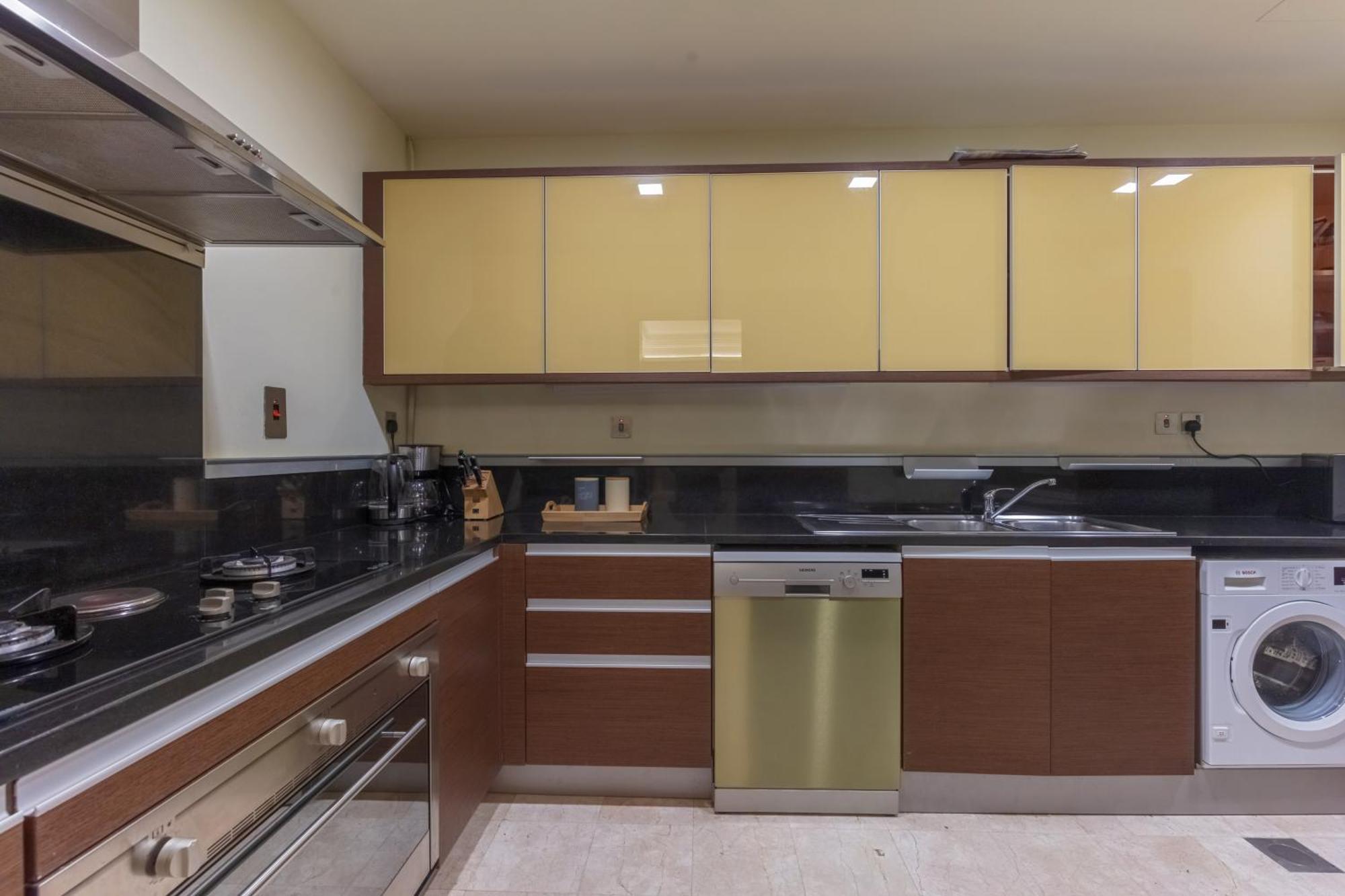 Spacious 2-bedroom Beachfront With Pool Apartment *