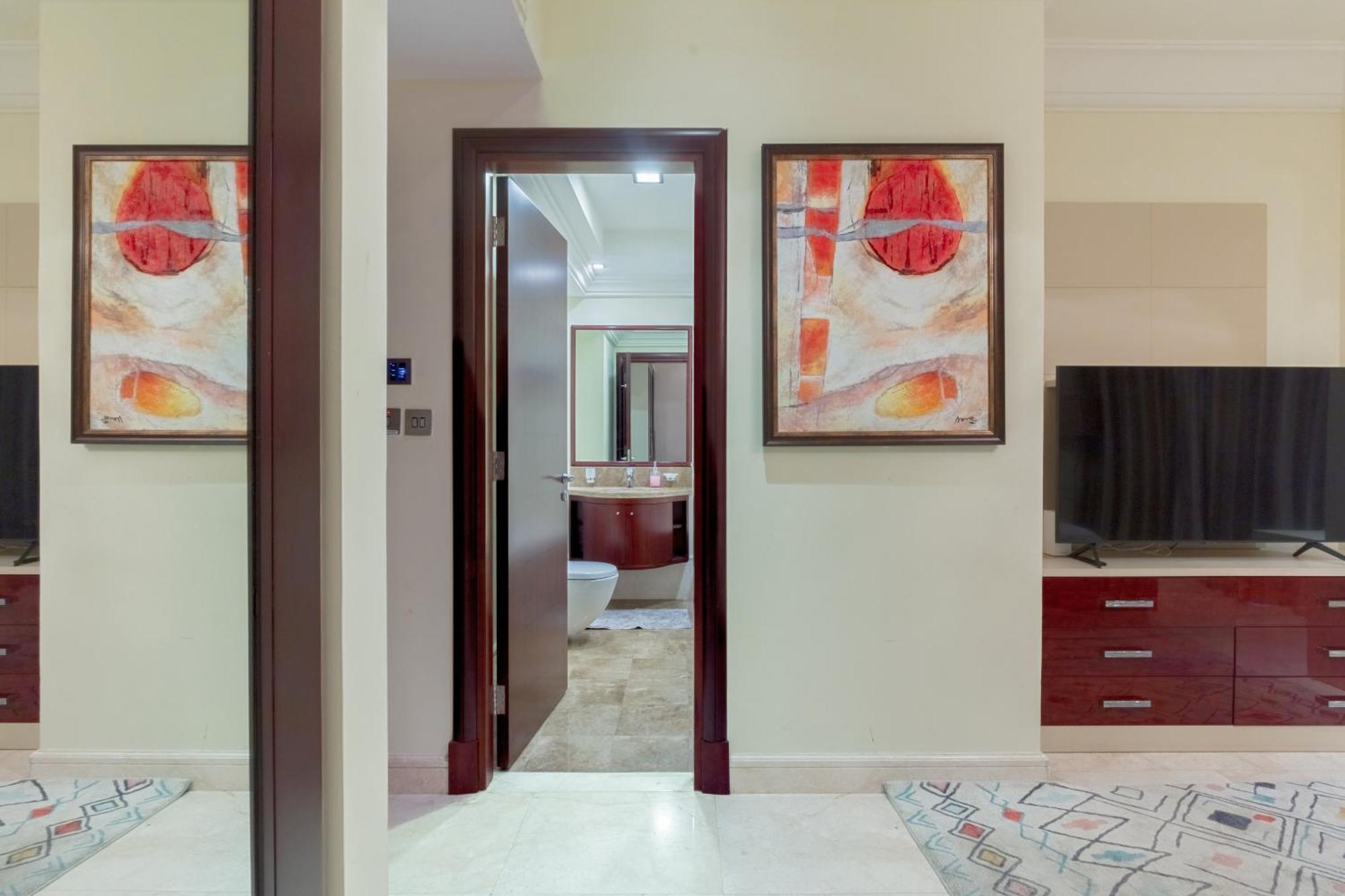 Spacious 2-bedroom Beachfront With Pool Apartment