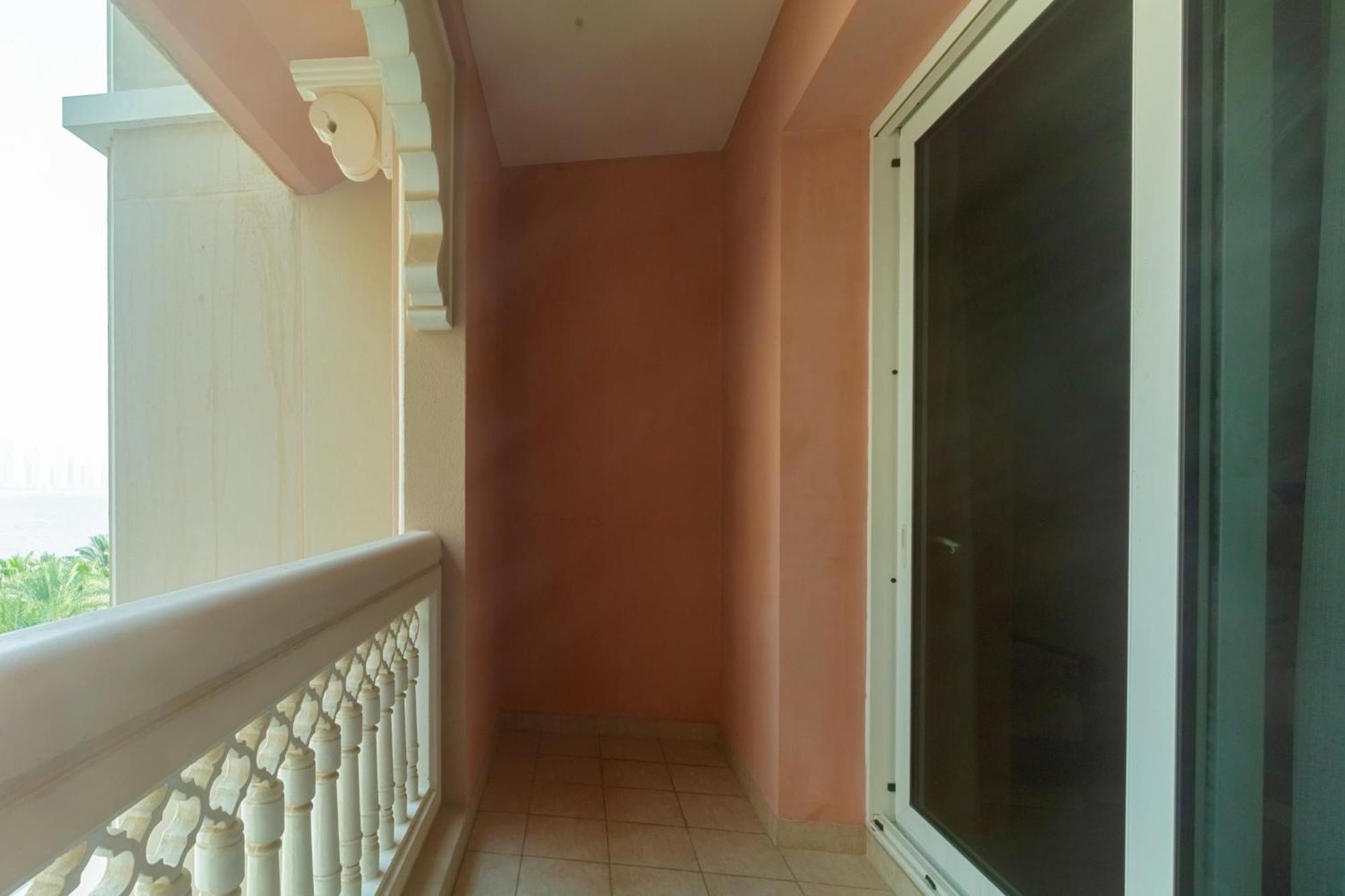 Apartment Spacious 2-bedroom Beachfront With Pool