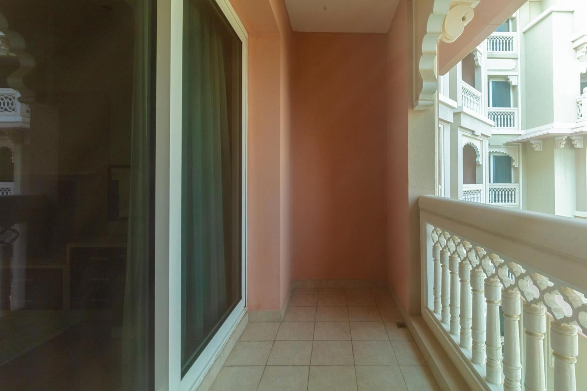 Spacious 2-bedroom Beachfront With Pool Apartment *