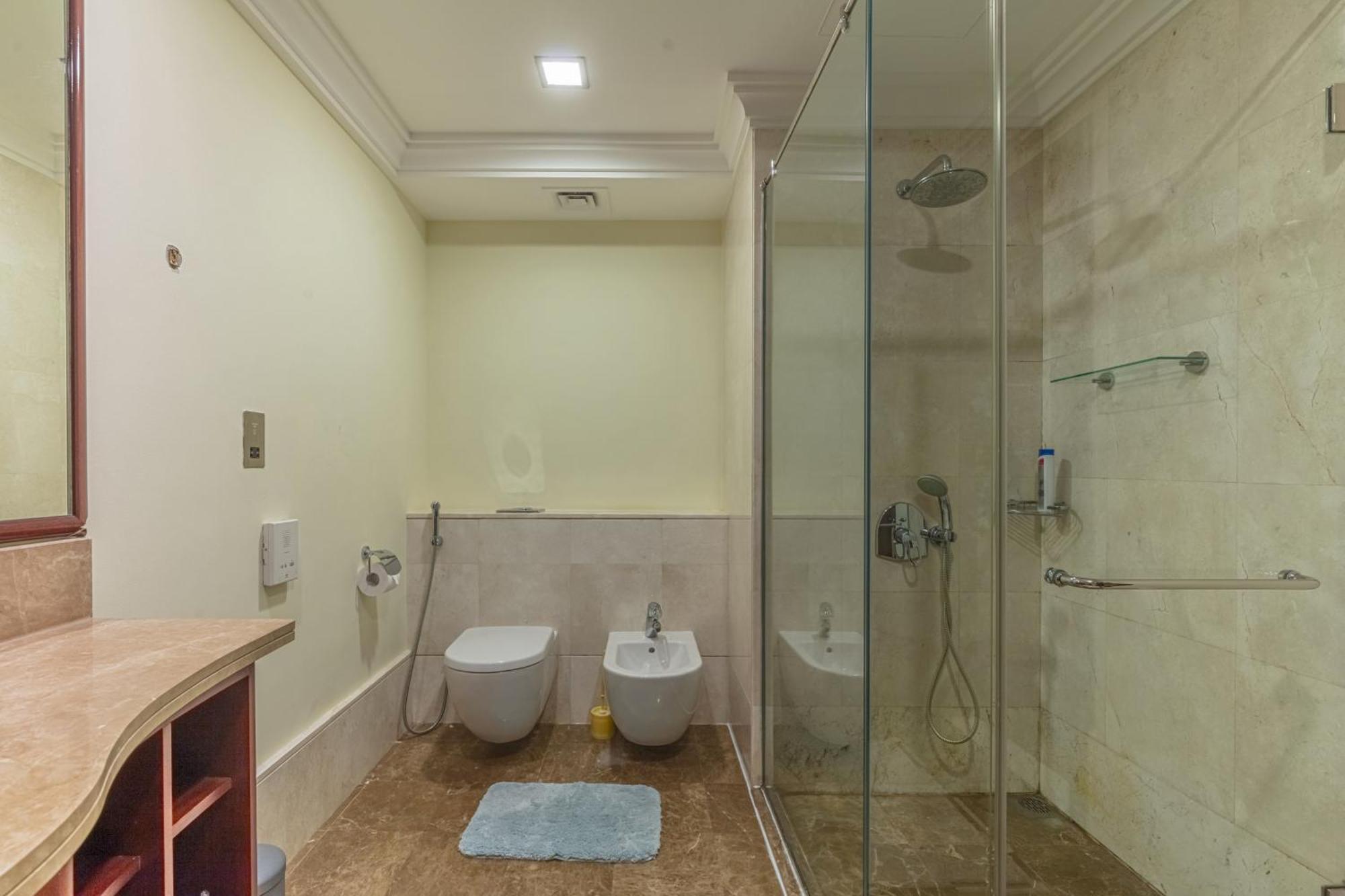 Spacious 2-bedroom Beachfront With Pool Apartment