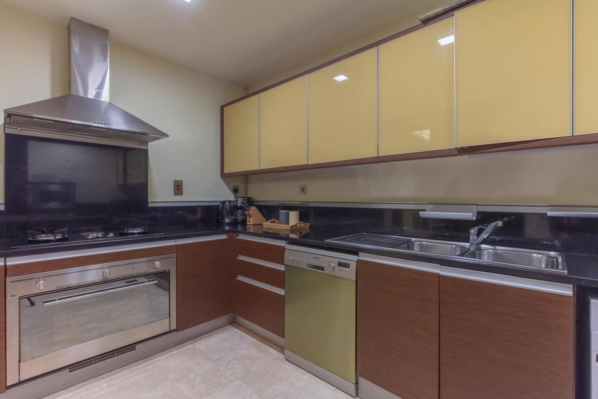 Spacious 2-bedroom Beachfront With Pool Apartment Dubai