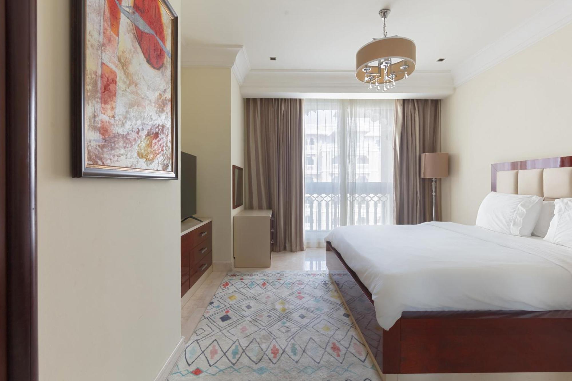 Spacious 2-bedroom Beachfront With Pool Apartment *