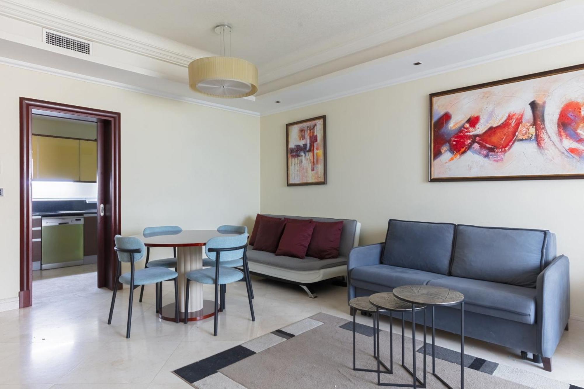 Spacious 2-bedroom Beachfront With Pool Apartment *
