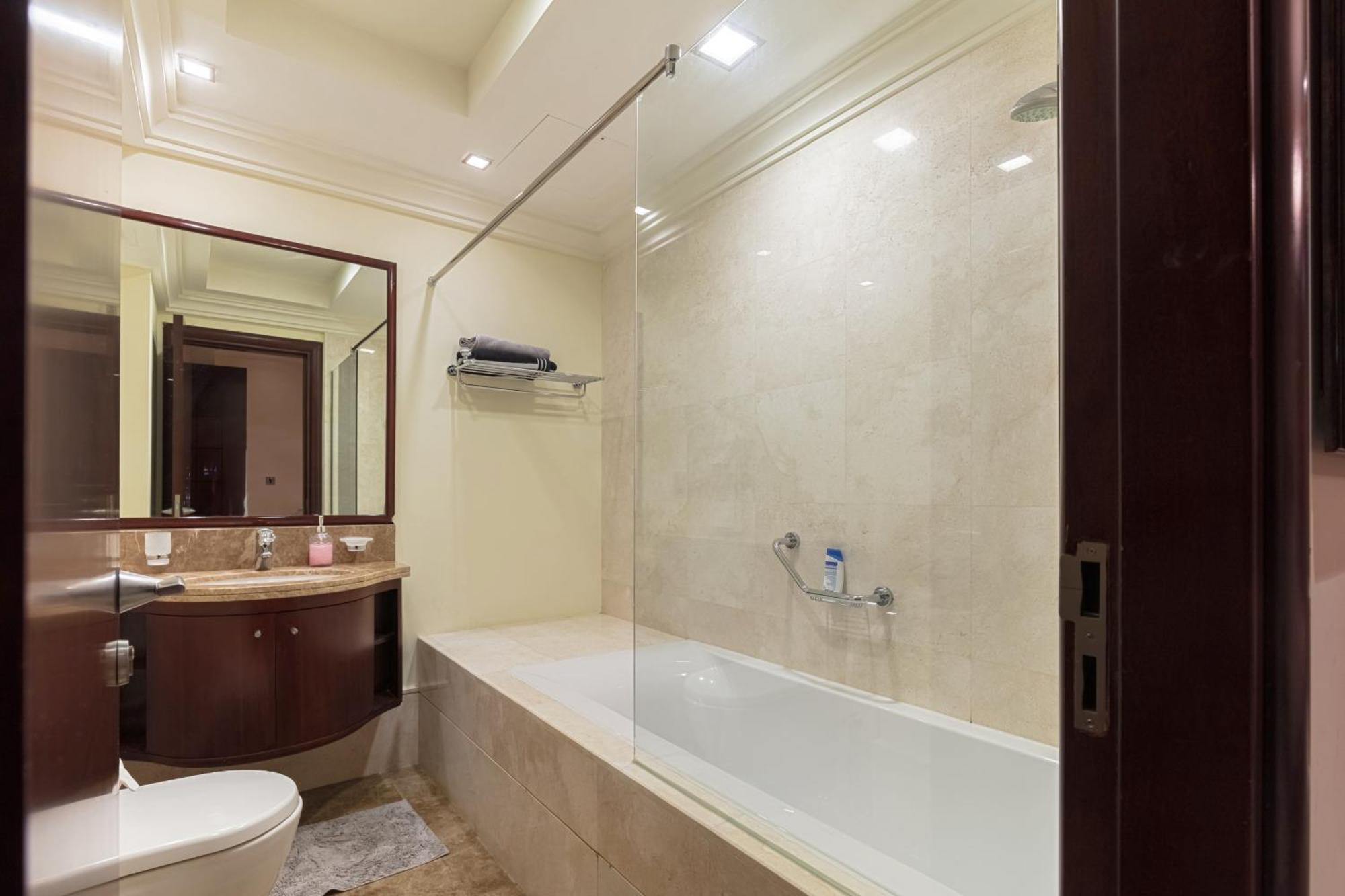 Spacious 2-bedroom Beachfront With Pool Apartment Dubai