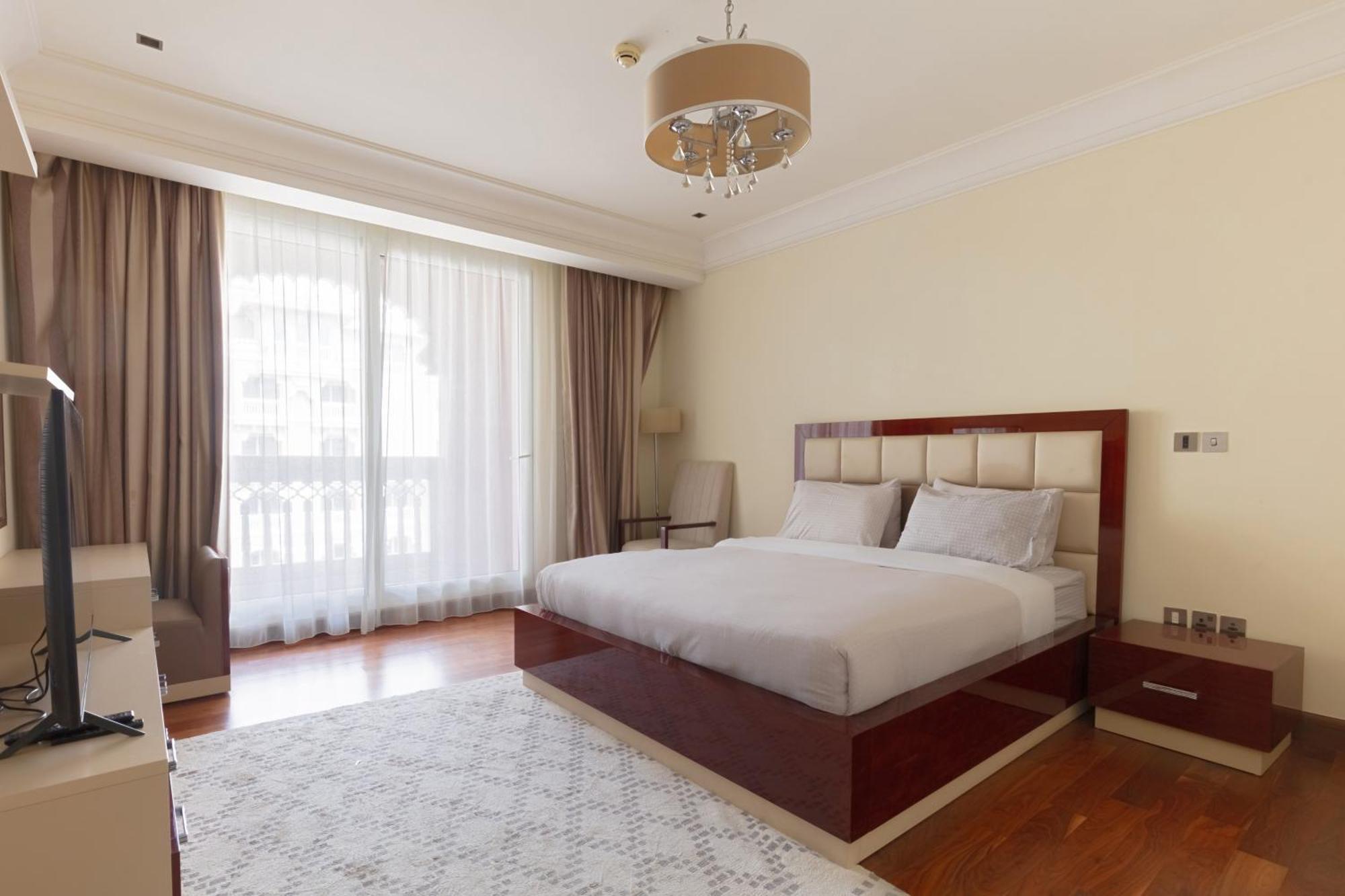 Spacious 2-bedroom Beachfront With Pool Dubai