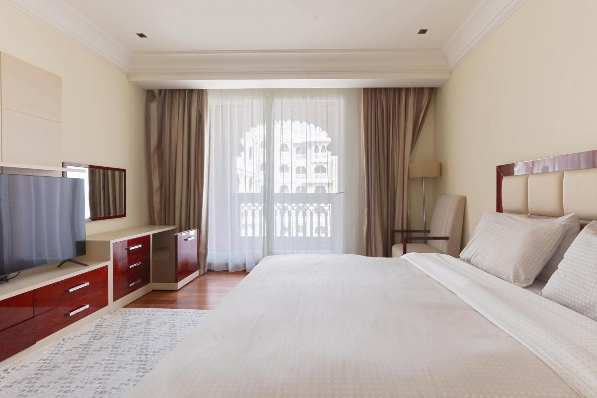 Spacious 2-bedroom Beachfront With Pool Apartment *