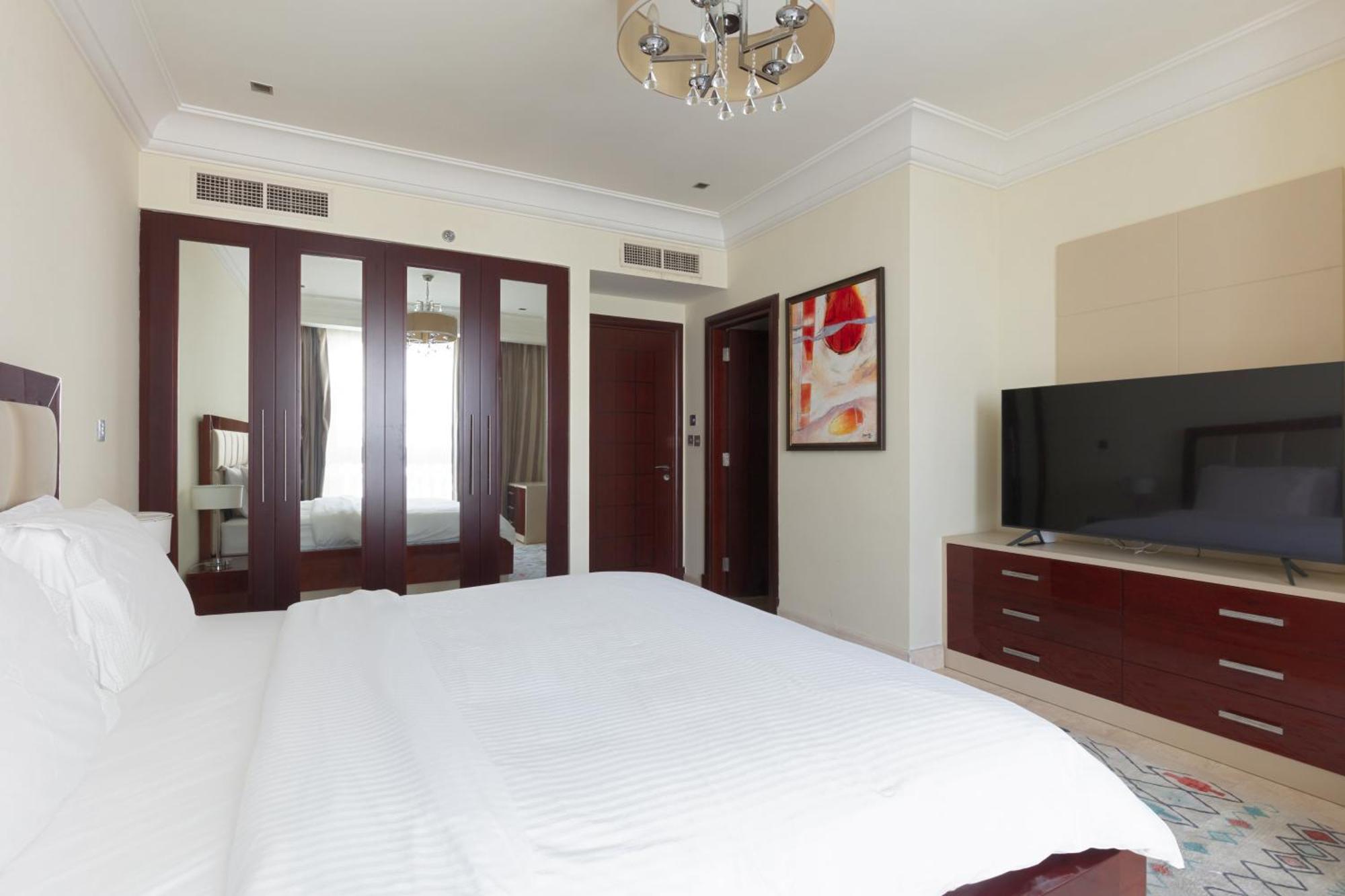 Spacious 2-bedroom Beachfront With Pool Apartment
