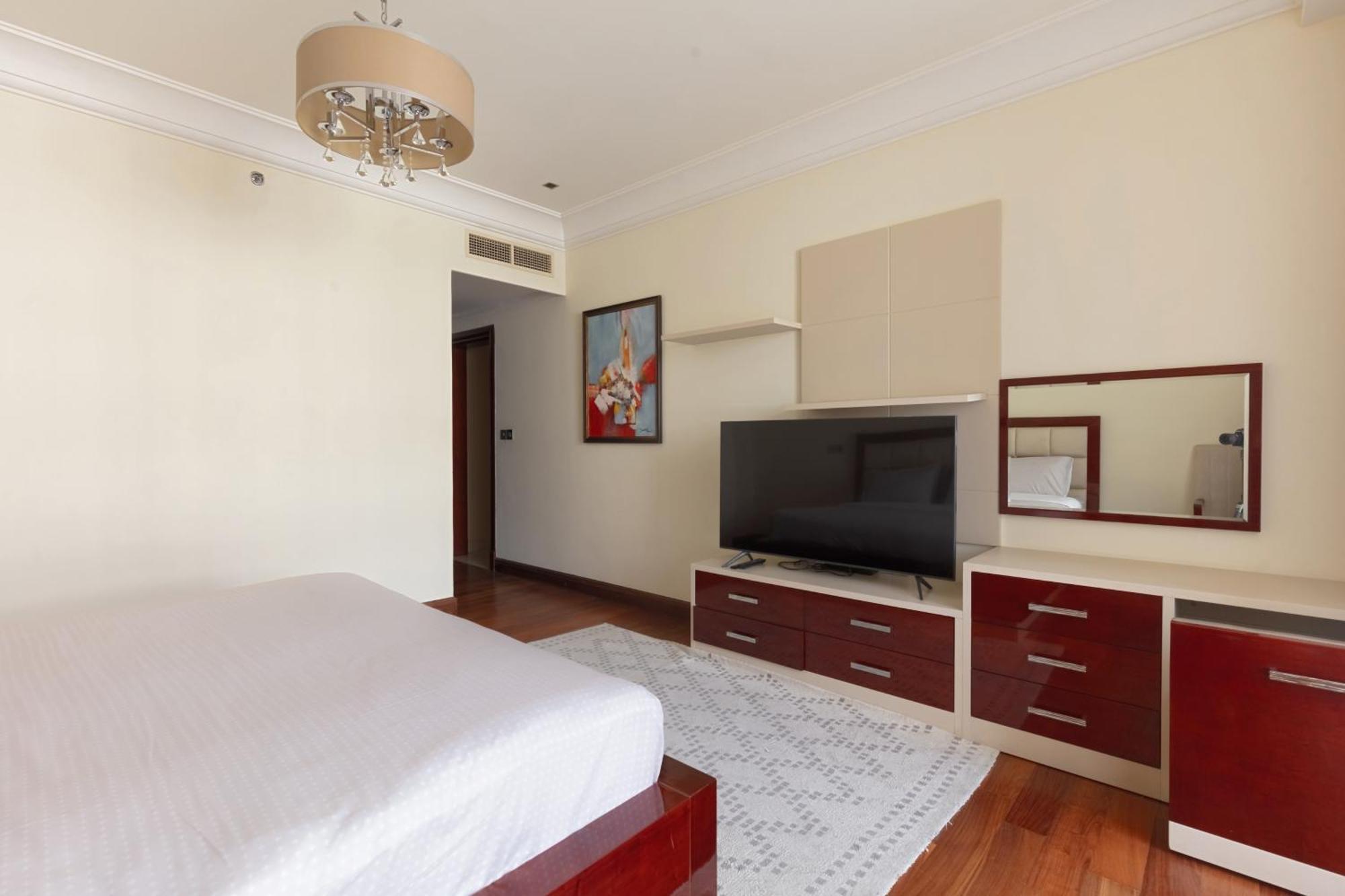 Apartment Spacious 2-bedroom Beachfront With Pool