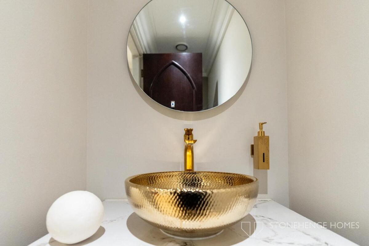 Lux & Cozy 1 Bedroom Steps Away From Burj Khalifa & Mall Apartment *