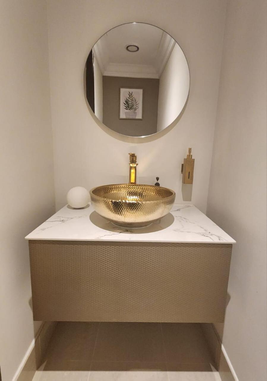 Lux & Cozy 1 Bedroom Steps Away From Burj Khalifa & Mall Apartment Dubai