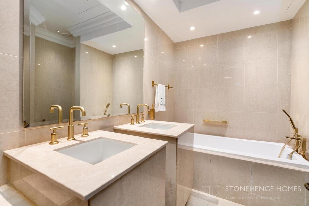Lux & Cozy 1 Bedroom Steps Away From Burj Khalifa & Mall * Dubai